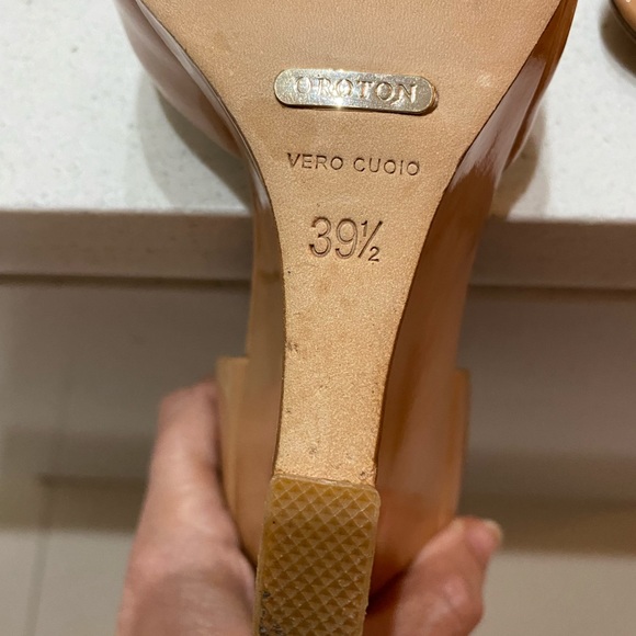 Oroton patent leather wedges . - Picture 5 of 6